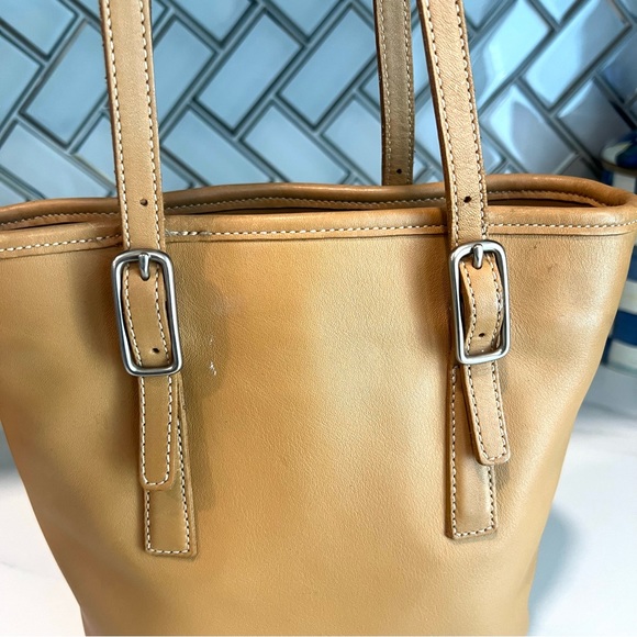 COACH TAN LEATHER BUCKET BAG WITH SILVER HARDWARE - Picture 5 of 15